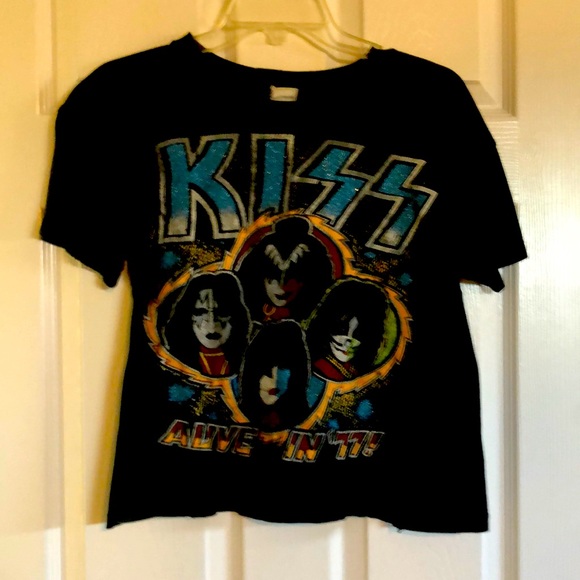 MadeWorn Tops - Madeworn kiss shirt size medium crop